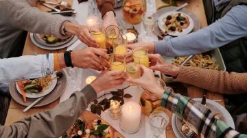 Brindis en cena navideña