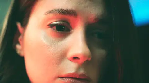 ¡Con el corazón dividido! Pelin intenta rehacer su vida con Serter, pero el recuerdo de Ferit sigue persiguiéndola ¡Con el corazón dividido! Pelin intenta rehacer su vida con Serter, pero el recuerdo de Ferit sigue persiguiéndola