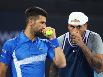 Novak Djokovic y Nick Kyrgios en su partido de dobles en Brisbane