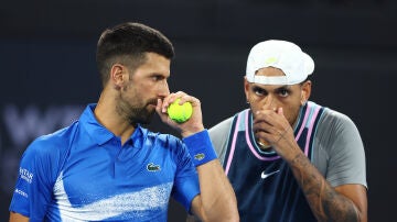 Novak Djokovic y Nick Kyrgios en su partido de dobles en Brisbane