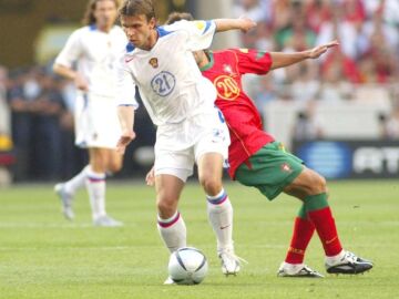 Aleksei Bugayev, en un partido ante Portugal en la Euro 2004