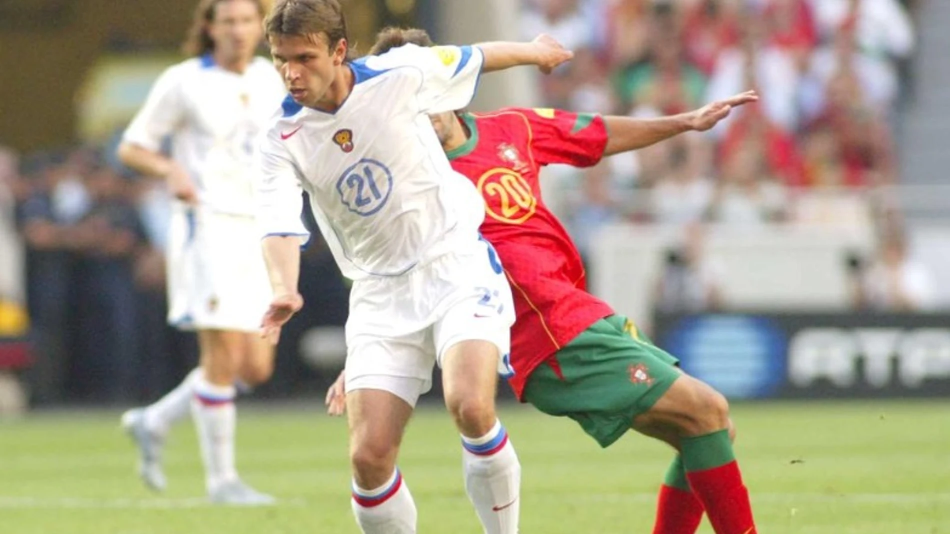 Aleksei Bugayev, en un partido ante Portugal en la Euro 2004 Aleksei Bugayev, en un partido ante Portugal en la Euro 2004