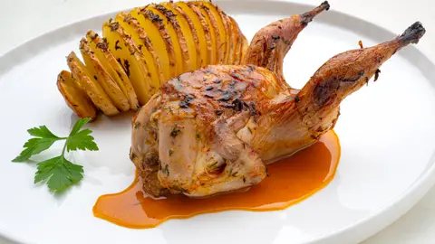 Un plato para empezar bien el año: codornices con salsa de naranja y patatas hasselback Un plato para empezar bien el año: codornices con salsa de naranja y patatas hasselback