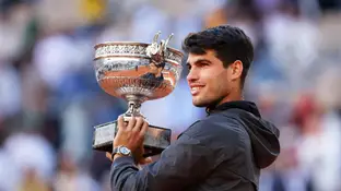 Carlos Alcaraz con el trofeo de Roland Garros Carlos Alcaraz con el trofeo de Roland Garros