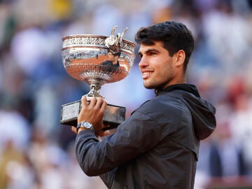 Carlos Alcaraz con el trofeo de Roland Garros