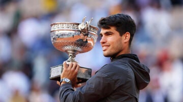 Carlos Alcaraz con el trofeo de Roland Garros