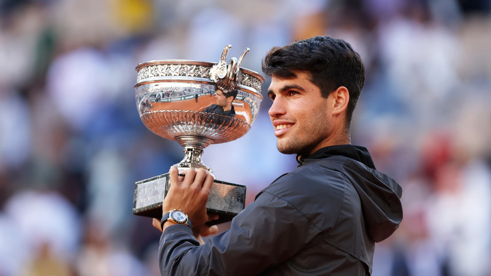 Carlos Alcaraz con el trofeo de Roland Garros Carlos Alcaraz con el trofeo de Roland Garros