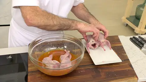 Deja las codornices macerando Deja las codornices macerando