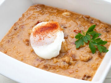 "&iquest;Qui&eacute;n dice a esto que no?": Argui&ntilde;ano sorprende con una sopa de ajo con jam&oacute;n y huevo escalfado