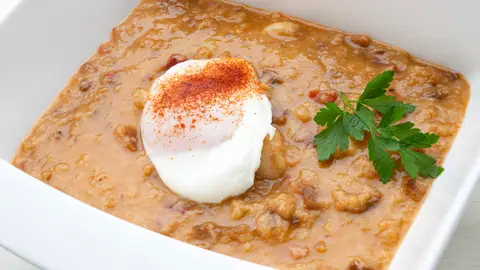 "¿Quién dice a esto que no?": Arguiñano sorprende con una sopa de ajo con jamón y huevo escalfado "¿Quién dice a esto que no?": Arguiñano sorprende con una sopa de ajo con jamón y huevo escalfado