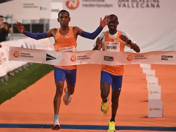 Antena 3 Deportes (31-12-24) Histórica imagen: Aregawi y Kiplimo baten el récord histórico de la San Silvestre ¡Y entran juntos a la meta!