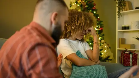 Una pareja discutiendo en Navidad Una pareja discutiendo en Navidad