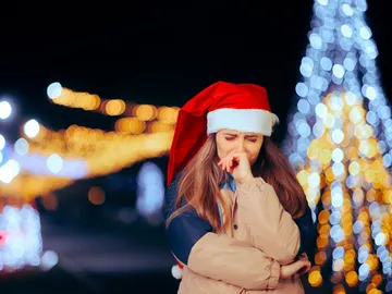 Una mujer llorando en Navidad Una mujer llorando en Navidad