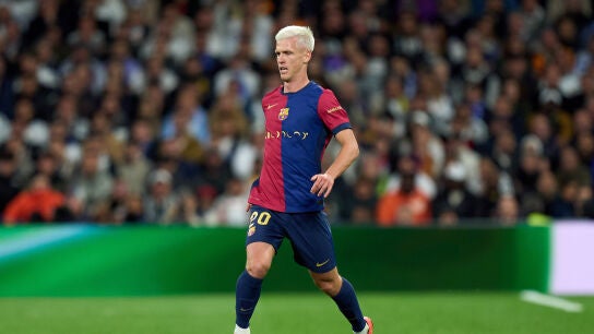 Dani Olmo conduciendo un bal&oacute;n