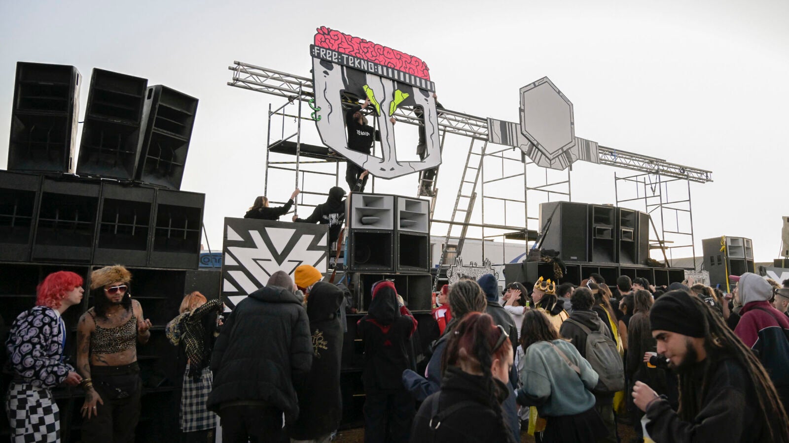 Una 'rave' cerca del aeropuerto de Ciudad Real concentra a miles de personas para festejar el Año Nuevo