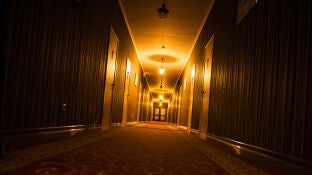 Pasillo de un motel
