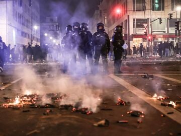 Policías antidisturbios durante las celebraciones de Nochevieja en Berlín 