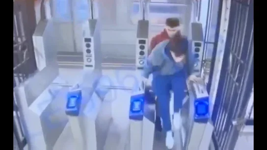 Tragedia en el metro de Nueva York: Hombre empujado frente a un tren en movimiento Tragedia en el metro de Nueva York: Hombre empujado frente a un tren en movimiento