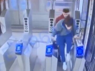 Tragedia en el metro de Nueva York: Hombre empujado frente a un tren en movimiento