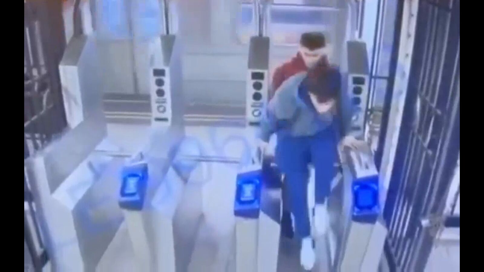 Tragedia en el metro de Nueva York: Empujan a un hombre a las vías justo cuando pasaba un tren 