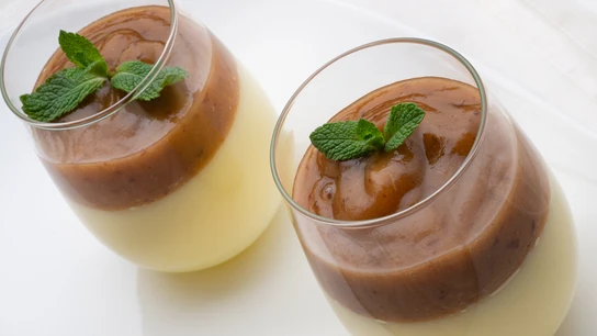 Un postre que conquista paladares: copa de natillas y compota Un postre que conquista paladares: copa de natillas y compota