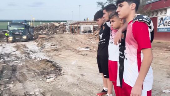 Ni&ntilde;os en el campo de f&uacute;tbol de Alfafar