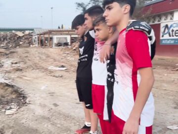 Niños en el campo de fútbol de Alfafar