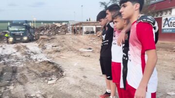 Niños en el campo de fútbol de Alfafar