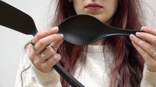 Utensilios de cocina de pl&aacute;stico negro
