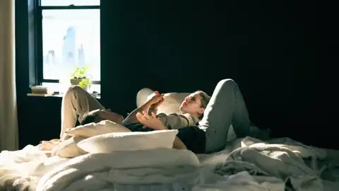 Kristen Stewart y Steven Yeun en Love Me Kristen Stewart y Steven Yeun en Love Me