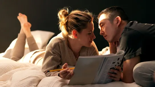 Kristen Stewart y Steven Yeun en Love Me Kristen Stewart y Steven Yeun en Love Me