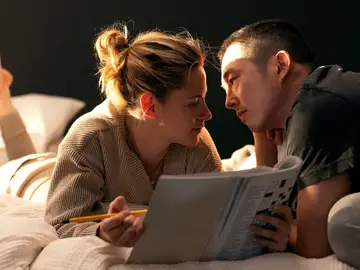 Kristen Stewart y Steven Yeun en Love Me Kristen Stewart y Steven Yeun en Love Me