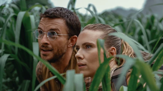 Scarlett Johansson y Jonathan Bailey en Jurassic World: El renacer Scarlett Johansson y Jonathan Bailey en Jurassic World: El renacer