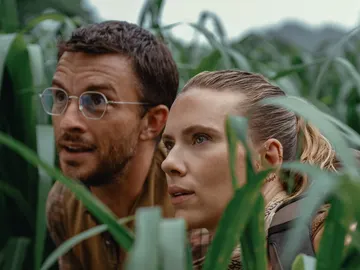 Scarlett Johansson y Jonathan Bailey en Jurassic World: El renacer Scarlett Johansson y Jonathan Bailey en Jurassic World: El renacer