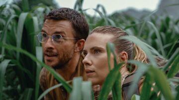 Scarlett Johansson y Jonathan Bailey en Jurassic World: El renacer