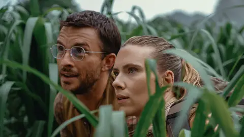 Scarlett Johansson y Jonathan Bailey en Jurassic World: El renacer Scarlett Johansson y Jonathan Bailey en Jurassic World: El renacer