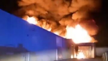 40 bomberos trabajan en la extinción de un incendio en una nave industrial en Igualada