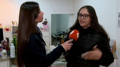 Las tiendas de Paiporta, con las persianas bajadas tras la DANA: 