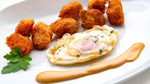 ¡Un plato para conquistar el día de Reyes! Rape con huevo frito y emulsión de ajo y pimentón ¡Un plato para conquistar el día de Reyes! Rape con huevo frito y emulsión de ajo y pimentón