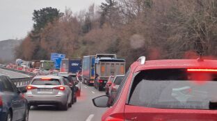 Cerrada la autopista AP-68 entre Bilbao y San Sebasti&aacute;n por el vuelco de un cami&oacute;n