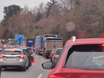 Cerrada la autopista AP-68 entre Bilbao y San Sebastián por el vuelco de un camión