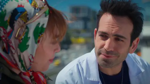 ¿Hay algo más que una amistad entre Evren y Bahar? Timur sospecha lo peor en los próximos capítulos de Renacer ¿Hay algo más que una amistad entre Evren y Bahar? Timur sospecha lo peor en los próximos capítulos de Renacer