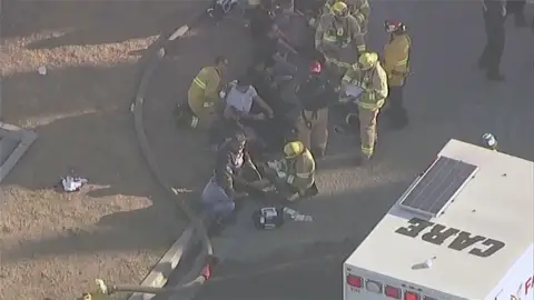 Una avioneta se estrella contra un edificio en California, hay 2 muertos y 18 heridos Una avioneta se estrella contra un edificio en California, hay 2 muertos y 18 heridos