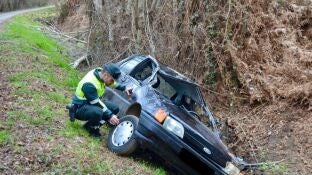 Accidente coche menor en Laza REMITIDA / HANDOUT por Guardia Civil Fotograf&iacute;a remitida a medios de comunicaci&oacute;n exclusivamente para ilustrar la noticia a la que hace referencia la imagen, y citando la procedencia de la imagen en la firma 03/01/2025