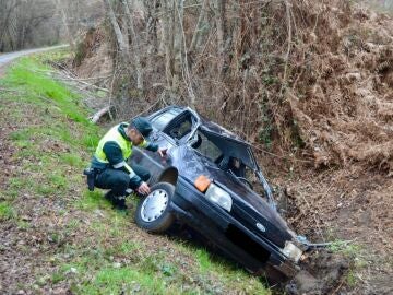 Investigan a un menor de 14 años por coger sin permiso el coche de un familiar y sufrir un accidente en Laza (Ourense)