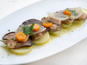 Una combinaci&oacute;n infalible: patatas cocidas con setas en escabeche