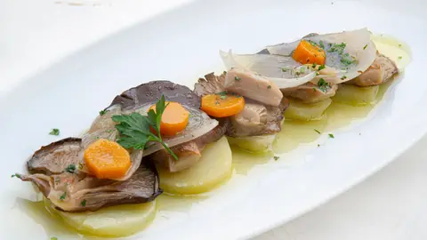 Una combinación infalible: patatas cocidas con setas en escabeche Una combinación infalible: patatas cocidas con setas en escabeche