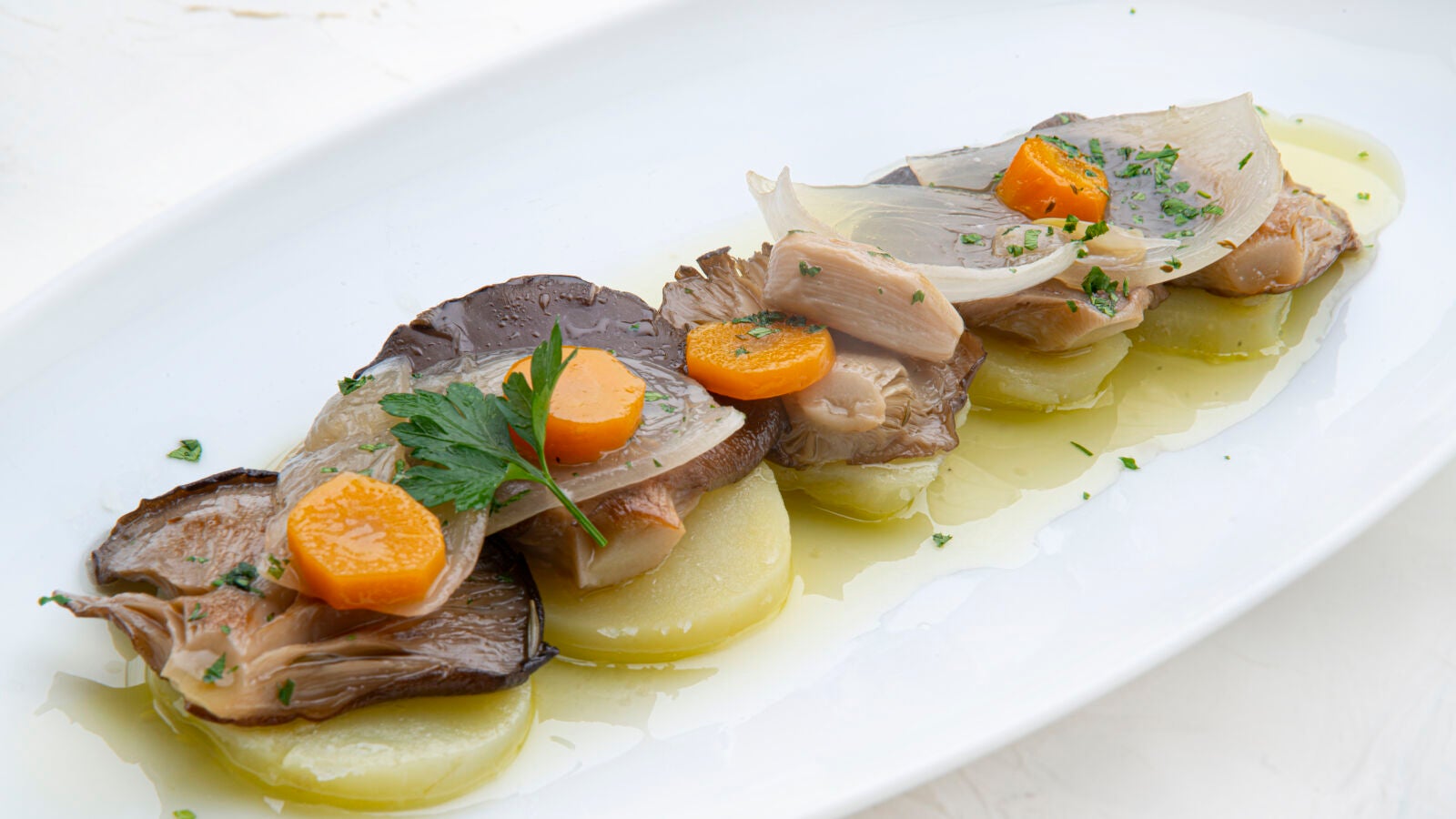 Una combinación infalible: patatas cocidas con setas en escabeche