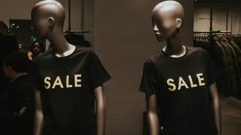 Maniquís anunciando las rebajas Maniquís anunciando las rebajas