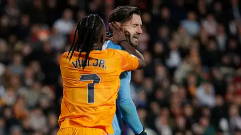 Vinícius golpea en la cara a Dimitrievski Vinícius golpea en la cara a Dimitrievski